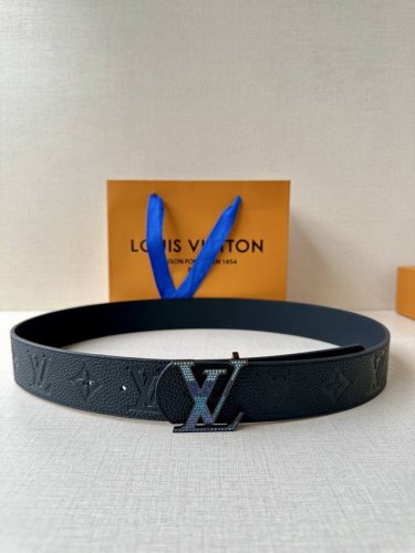 特 4.0宽 Lv Dimension 双面腰带将经典格调引入新颖尺幅设计。皮革压印 Lv 字母和 Monogram 花卉 新款施华洛奇钻扣 令品牌标识低调完成