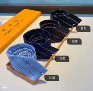 特 Lv专柜同步出货啦 男士领带系列 Ecu领带 ，稀有展现精湛手工与时尚优雅的理想选择，这款光亮的真丝领带将两种几何图案，Domier小格子和窄条纹与来自路易