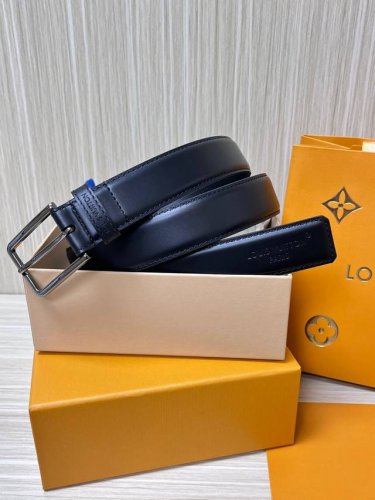 3.0宽，当季新款，双面平纹头层小牛皮，搭配精品扣，做工精细，实物实拍，细节看图。3.0针扣