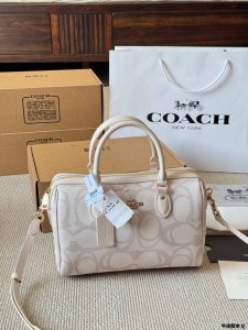 牛皮版本 Coach Rowan新款 蔻驰原单 枕头包，Ykk原单五金搭配精致面料 做工完美百搭神器 专柜尺寸 大号25 18Cm