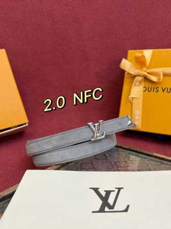 这款漂亮2.0宽度的Lv腰带是对该品牌创造力的致敬。其设计特色包括Lv Initiales扣和末端采用优雅切割的Monogram Flower形状，两者均由闪耀 - 点击图像关闭