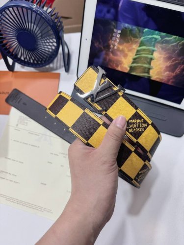 品名： Lv..路易..威登腰带皮带原单特 型号：挂扣，经典纯钢材质挂扣，头层牛皮，图片实物拍摄 材料：头层牛皮，挂扣系列，纯钢材质扣头，钯镀电