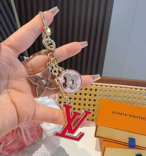 Lv 钥匙扣包挂件 Spring Street Chain 包饰将 Monogram 花卉和 Lv 字母等经典元素化为袖珍挂饰，在淡雅色彩和 Monogram