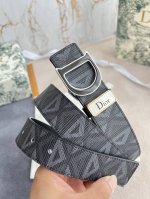 品名：迪奥. Dior.原单 腰带 皮带 型号：挂扣，原版经典双色挂扣，实物拍摄，头层牛皮 材料：百分百头层牛皮，保证真皮。双面可用专柜同等质量，原版经典新款花