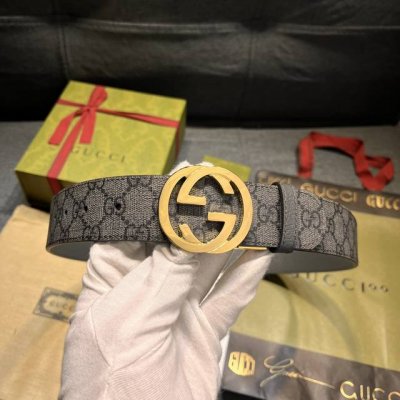 特 古奇 新款 Gg Marmont系列每一季都会推陈出新，为灵感源于70年代的标志性Gg配件注入现代精髓。这款灰色和黑色Gg Supreme帆布腰带反面采用灰