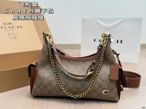 飞机盒 蔻驰Coach腋下包 质感很高级 容量超级大也很耐用 日常出街背它回头率百分百 就是这种随性慵懒感 尺寸32 16
