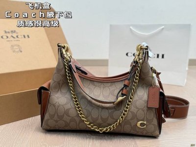 飞机盒 蔻驰Coach腋下包 质感很高级 容量超级大也很耐用 日常出街背它回头率百分百 就是这种随性慵懒感 尺寸32 16