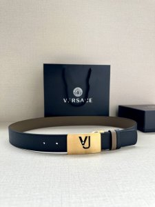 宽度3.5Cm此款35全牛皮皮带，饰有金属Greca搭扣，正面刻有Versace Logo。 Greca Goddess搭扣 Logo雕刻 材质：100%牛皮