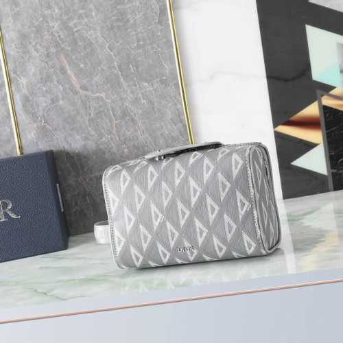 Dior Lingot洗漱包 迪奥灰 Cd Diamond图案帆布编号:2Adca418Cdp_H42E_Tu这款洗漱包来自Dior Lingot系列，是一款优