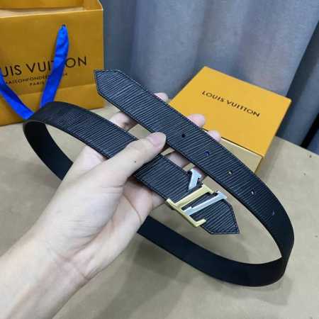 寬： 30Mm L0Uis Vuitt0N 女神必備款！ 寬度30Mm 這款lv字樣女士腰帶以epi水波紋皮革製造.活活潑的亮色飾帶搭配以316精鋼五金即時尚又 - 点击图像关闭