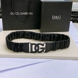 Dg 徽标卷褶牛皮弹力腰带，整体包裹软质卷褶牛皮覆层，风格干练摩登，浅金色、银色 电镀金属 Dg 徽标搭扣 4Cm 尺寸S M L Xl