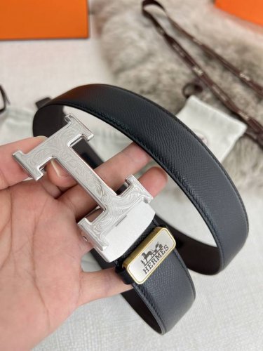 品名：爱马仕.Her..Mes自动扣皮带 腰带 型号：自动带身，纯钢材质经典自动扣，自动带身，内穿款 腰带：百分百头层牛皮，自动带身，保证真皮。24K纯钢扣永不