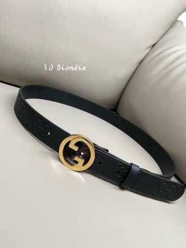 Gucci Biondie 系列 3.0 进口牛皮热压技术 这款腰带以黑色皮革匠心打造 缀饰几何造型扣互扣双g款