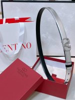 特 Vlogo Signature可双面佩戴小牛皮腰带 - Vlogo Signature搭扣 黄铜金属 -外层金属质感小牛皮 -内部亮面小牛皮 -宽度：2厘米
