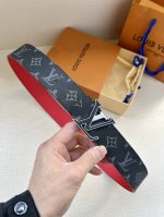 特 本款 4.0宽 Lv Initiales 双面腰带选用经典 Monogram Eclipse 帆布和亮色牛皮革，与 Lv Initiales 搭扣映衬鲜明对