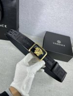 宽度3.8Cm 范思哲 意大利设计师gianniversace于1978年推出了他的同名系列，将一种自信和强有力的时尚态度注入到他的地中海风格男装设计之中。如今
