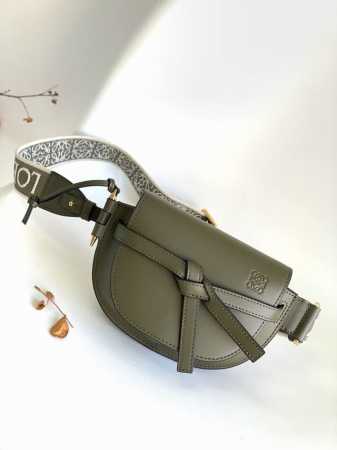 Lw 全新Mini Gate到货 罗家新版Logo绣花编织宽肩带马鞍包包身采用柔软牛皮革精制而成可拆卸肩带*单肩、斜挎、腰包、胸口悬挂*磁扣吸合设计，细腻平面牛 - 点击图像关闭