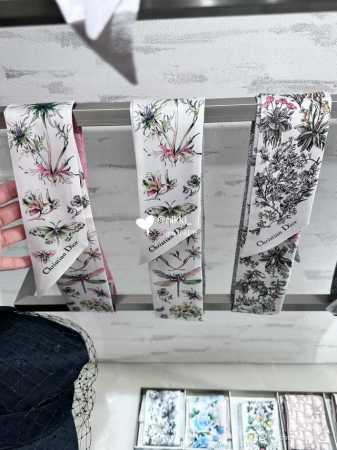 迪奥Dior花卉最新双层束发带。真心的越看越好看！！而且多Way用法，随便怎么搭配都好有腔调.超级柔软6X100顶级进口双层真丝小飘带 - 点击图像关闭