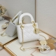 Mini Lady Classic戴妃漆皮系列 既高颜值又值得入手的经典系 Minisize特别适合各路小仙女♀ 上身非常有质感 给人气质温婉的感觉 很多小仙女