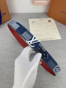 3.0宽Lv Iconic 腰带以潮流视角革新经典元素。Damier 图案与 Monogram 图案的拼接渲染丹宁纹理，无纹小牛皮提供素雅造型选择，精钢316扣