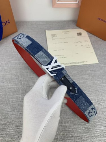 3.0宽Lv Iconic 腰带以潮流视角革新经典元素。Damier 图案与 Monogram 图案的拼接渲染丹宁纹理，无纹小牛皮提供素雅造型选择，精钢316扣