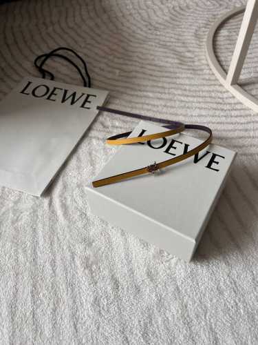Loewe 罗意威 专柜新款 女士极细腰带 宽0.8Cm 这款选用柔软光滑牛皮制成，黄色配紫色 双色设计双面使用，Anagram精品搭扣五金。