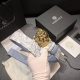 特 范思哲 宽4.0Cm 双面腰带，旋转扣，双面可用 新款男士皮革腰带，饰有立体La Medusa双面搭扣。皮带一面为光滑质地，另一面饰有棋盘格图案和Baroc