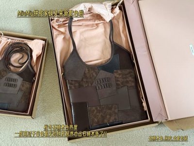 牛皮 全套包装 Size：33*30Cm Miumiu拼皮家族又来新配色啦 Miumiu新款托特Tote 这只超有腔调的一款 不同色系拼接有点流浪感又透着高级色
