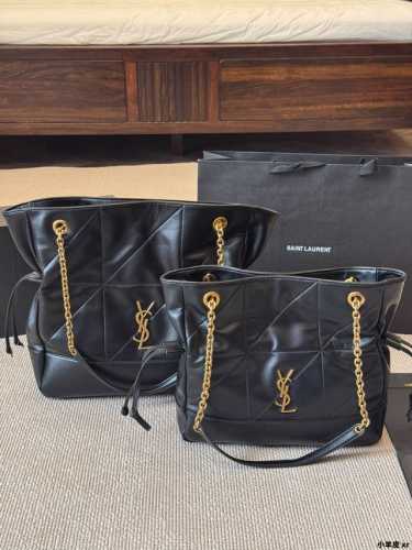 小羊皮 Ysl 25 新款Jamie 4.3 Pochon 这个款式热度很高，黑金配色高级，包型时尚，容量足够，万物可装，坚版包型上身修长身形，自带慵懒感！ 包