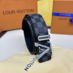 高端品质，实物拍摄 批 配全套包装 品牌：驴家最新款 扣头材质：精品实心钢扣 带身材质正面：40Mm宽度采用双面进口原版皮腰带 双面可用 。真空电镀五金扣头实物