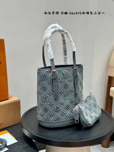 礼盒包装 Lv 丹宁牛仔浮雕款Bucket水桶包二合一 Match系列 腋下包 中古 Vintage包包搭配零钱包 单肩斜挎背这款包看着简单， 搭配起来特别有范