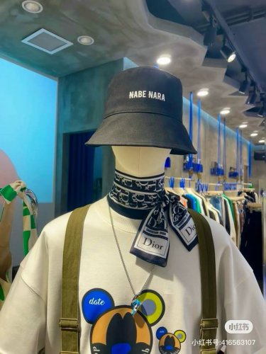新款D字母这款 迪奥Montaigne Mitzah 发带丝巾从标志性的 Dior 精品店地址汲取灵感，老花字母配条纹的款式经典，造型修长，可与各种时尚造型搭配