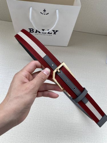 特P200 这款 B Buckle 腰带以合成织物制成，采用双面设计，反面并饰有 Bally Stripe 细节 卡其底
