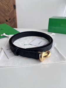 Bv 2025最新款女士编织腰带 纯手工Intreccio大格子编织 双面意大利小牛皮搭配绳结设计微复古金色搭扣 可活动皮环 皮带宽度2Cm 颜色: 黑色