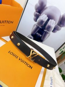 本款 LV 双面腰带柔软牛皮革，同时闪耀金属 LV Initiales 搭瞩目光彩 3.0㎝宽