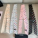 香奈儿Twilly 小香出的Twilly丝带颇为经典：气质稳重，正面是醒目的小香Logo循环；反面则是经典菱格纹Logo设计。搭配超级好看，尺寸6*120Cm。