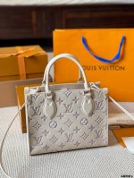 头层牛皮 Lv Onthego 新款丛林包 Onthego绝对是通勤工具包必备单品之一轻盈容量大百搭最最关键不娇气小号的尺寸刚刚好也不像老花的容易撞款 尺寸小号
