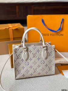 头层牛皮 Lv Onthego 新款丛林包 Onthego绝对是通勤工具包必备单品之一轻盈容量大百搭最最关键不娇气小号的尺寸刚刚好也不像老花的容易撞款 尺寸小号