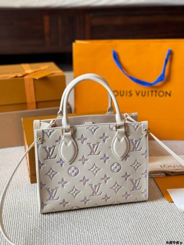 头层牛皮 Lv Onthego 新款丛林包 Onthego绝对是通勤工具包必备单品之一轻盈容量大百搭最最关键不娇气小号的尺寸刚刚好也不像老花的容易撞款 尺寸小号