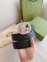 特 Gucci 互扣式双G带扣腰带，采用热压印技术的Gucci Signature皮革精制而成，触感厚实，印花图案清晰分明。时尚经典百搭款；皮带宽度：4.0Cm