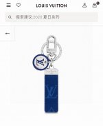 Lv钥匙扣 借鉴旅行袋中的钥匙扣设计，可满足各种时尚品味的实用配饰。新版Monogram Eclipse搭配银色Lv字母饰件，凸显时尚个性