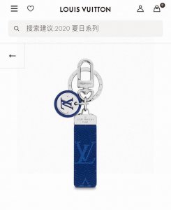 Lv钥匙扣 借鉴旅行袋中的钥匙扣设计，可满足各种时尚品味的实用配饰。新版Monogram Eclipse搭配银色Lv字母饰件，凸显时尚个性