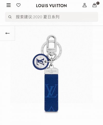 Lv钥匙扣 借鉴旅行袋中的钥匙扣设计，可满足各种时尚品味的实用配饰。新版Monogram Eclipse搭配银色Lv字母饰件，凸显时尚个性