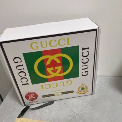 品名：古奇.Gu...Ci 原单 材质：原单牛皮腰带 专柜原单品质、做工精细，时尚大牌，送人自用首选 包装： 请认准如图专柜包装赠送打孔器手提袋专柜礼盒宽度3.