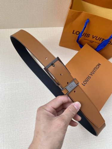 特P180 Vendome 腰带以光滑皮革勾勒流畅线条，流露沉稳商务格调。金属搭扣闪烁莹润光泽，Lv 字母铭纹标注品牌身份。