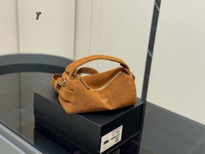 无盒 Size：23*11Cm 又是心动Prada托特的一天. 松弛慵懒的Tote包真的爱惨了 普拉达Tote 保龄球 上身满满的高级感！ 日常通勤必备哦！