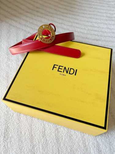 特 Fendi 芬迪 女士小腰带 宽2.0Cm 采用双面光滑头层小牛皮 亮面金色镂空圆形金属搭扣