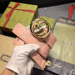 古奇 宽4.0Cm 新款 原单 每一季，品牌标识都会吐故纳新，于经典之中融入新意。在这款绗缝皮革腰带上，经典Gg标识以亮眼之姿生动呈现，与双G造型配件相得益彰。