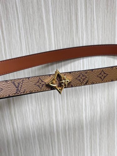 2.0宽，当季新款，双面腰带一面进口牛皮，另一面进口帆布印花，搭配精品四心口，做工精细，实物实拍，是女神的必备之一。