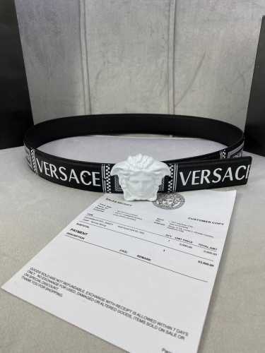 宽度4.0Cm Versace 范思哲 此款Palazzo腰带采用牛皮革面料制作，并饰有Le Pop Classique图案印花和标志性的美杜莎五金配件。